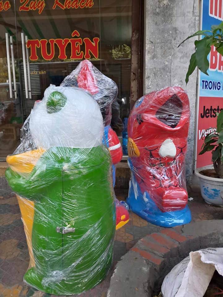 Thùng rác chim cánh cụt hãy cho tôi rác