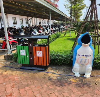 Thùng rác chim cánh cụt hãy cho tôi rác